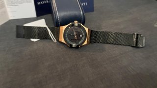Reloj Maserati Potenza negro y dorado.