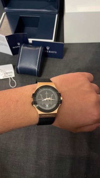Reloj Maserati Potenza negro y dorado.