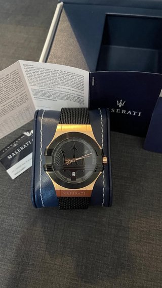 Reloj Maserati Potenza negro y dorado.