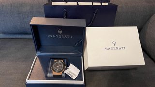 Reloj Maserati Potenza negro y dorado.