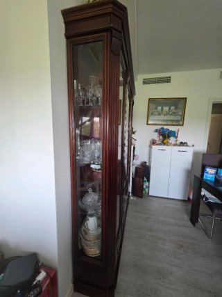 Mueble de madera y cristal