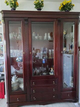 Mueble de madera y cristal