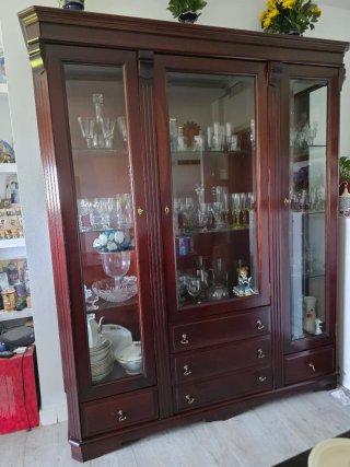 Mueble de madera y cristal