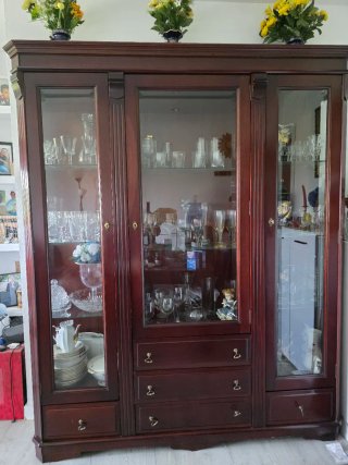 Mueble de madera y cristal