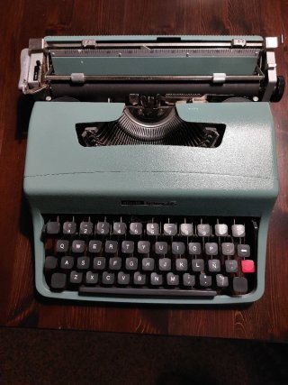 Dos Máquinas de escribir. Canon y Olivetti