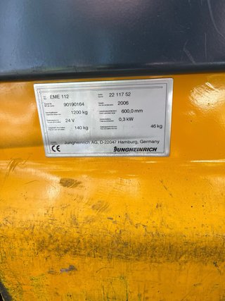 Traspaleta eléctrica ideal para movimiento cargas.