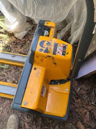 Traspaleta eléctrica ideal para movimiento cargas.
