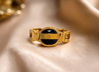 Anel Dourado com Pedra Preta