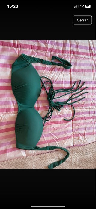 Top bikini verde con tiras