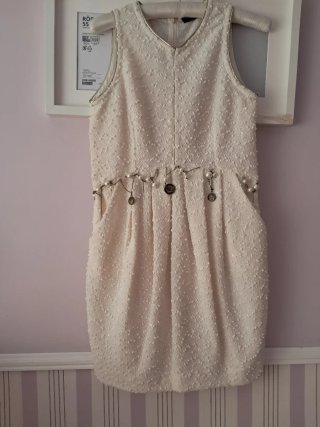 Vestido beige con detalles dorados