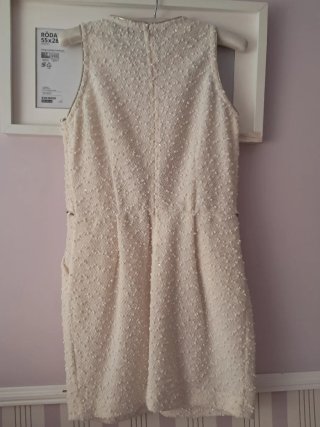 Vestido beige con detalles dorados