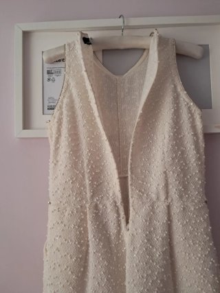 Vestido beige con detalles dorados