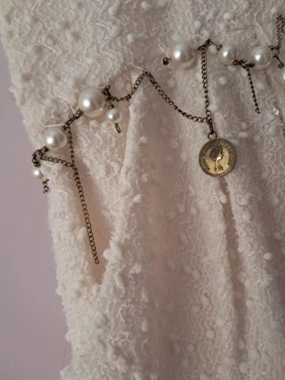 Vestido beige con detalles dorados