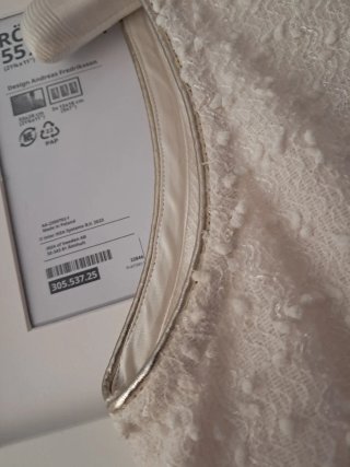 Vestido beige con detalles dorados