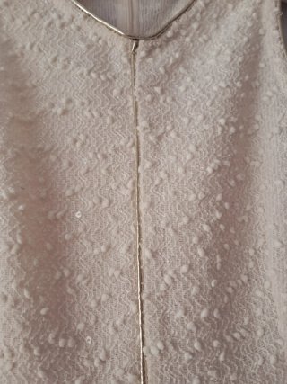 Vestido beige con detalles dorados