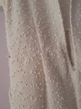 Vestido beige con detalles dorados