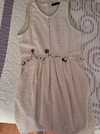 Vestido beige con detalles dorados