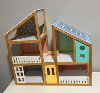 Casita de muñecas de madera
