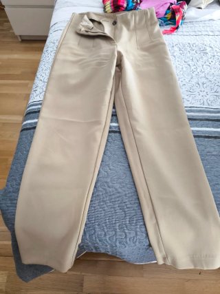 Pantalón beige Lefties
