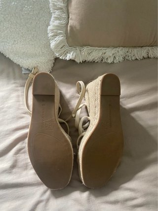 Sandalia cuña Stradivarius beige