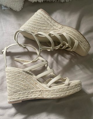 Sandalia cuña Stradivarius beige
