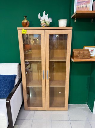 Vitrina de madera y cristal