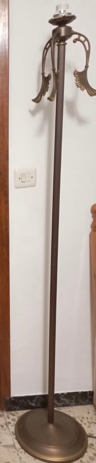 Lámpara colgante beige y dorada y lámpara de pie