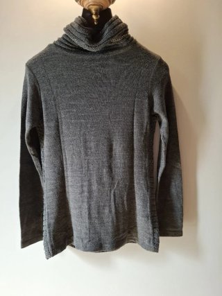 Maglione grigio con collana