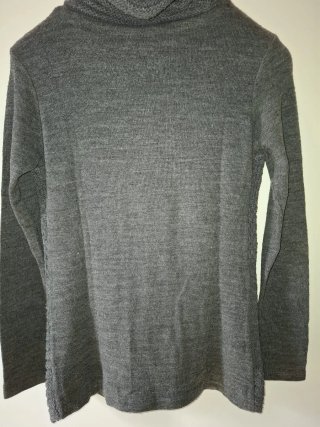 Maglione grigio con collana