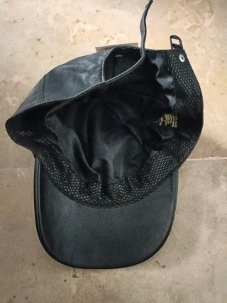 Gorra de cuero negra