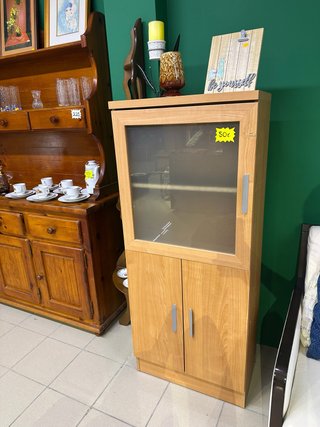 Estantería de madera y cristal