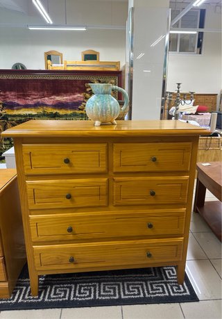 Cómoda de madera con jarrón de cerámica