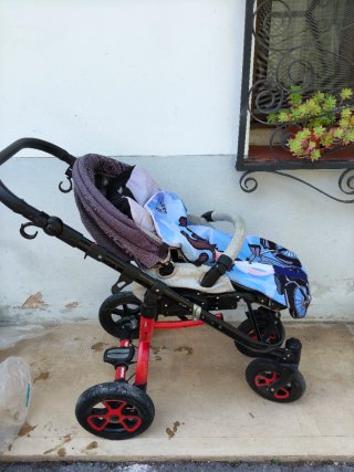 Carrito de bebé gris y rojo
