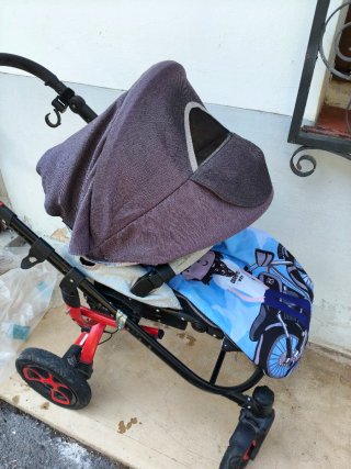 Carrito de bebé gris y rojo