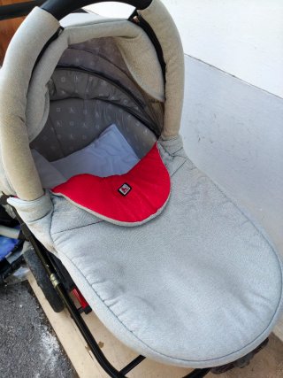Carrito de bebé gris y rojo