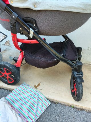 Carrito de bebé gris y rojo