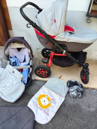 Carrito de bebé gris y rojo