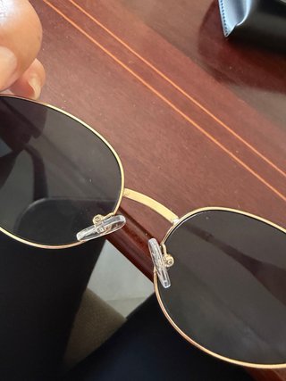 Gafas de sol doradas y negras