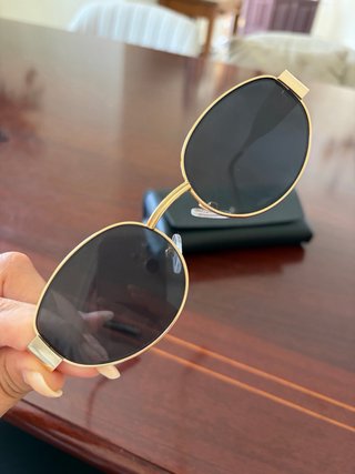 Gafas de sol doradas y negras