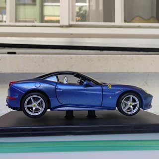 Maqueta Ferrari California T Azul Metalizado