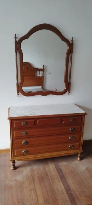 Cómoda de madera con tiradores dorados