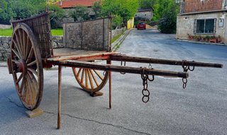 Carro de caballos antiguo de madera