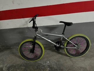 Bicicleta BMX Plata con Ruedas Verdes