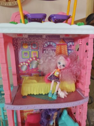 Casa Enchantimals con 2 muñecas y tienda
