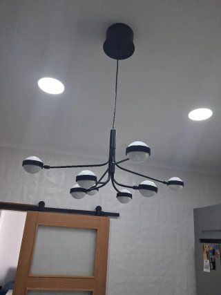 Lámpara de 8 brazos negra y blanca