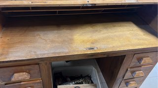 Escritorio de madera con cajones y persiana