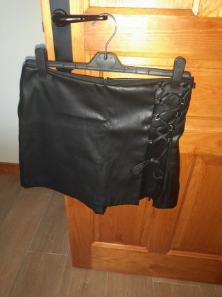 Falda pantalón efecto piel con cordones