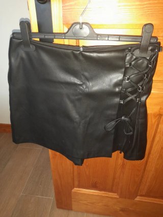 Falda pantalón efecto piel con cordones