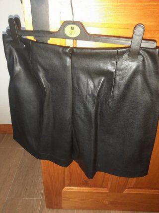 Falda pantalón efecto piel con cordones