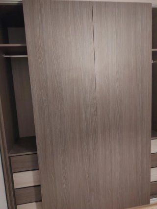 Armario de madera gris y blanco